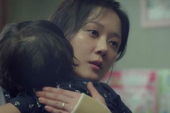 Vừa đẻ 1 tháng mẹ chồng đòi ôm cháu qua ngủ cùng, tôi nói câu này rồi bế lại con