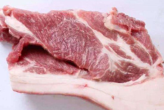 Mua thịt lợn thấy 3 dấu hiệu này chị em tuyệt đối tránh, có cho không cũng đừng mang về