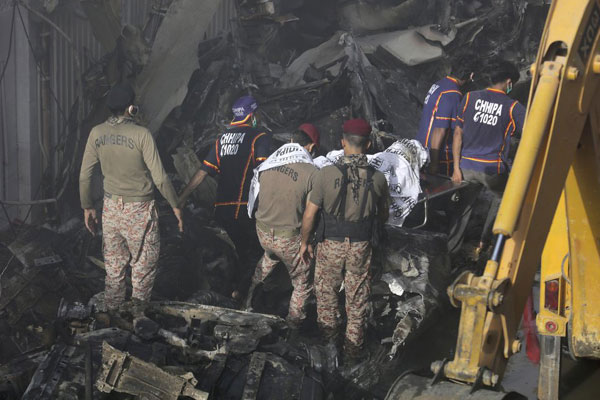 Clip: Nhóm người đi Mercedes nghi dùng súng bắn trộm mèo-1