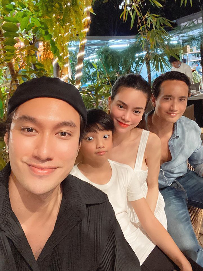 Hồ Ngọc Hà xuất hiện tươi tắn bên con trai Subeo và bạn trai Kim Lý giữa tin đồn mang thai nhưng ai cũng chú ý đến vòng 2-1