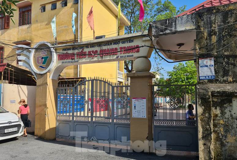 Học sinh tiểu học đội nắng ở cổng trường: Sẽ mở cổng trường cả trong giờ nghỉ trưa-1