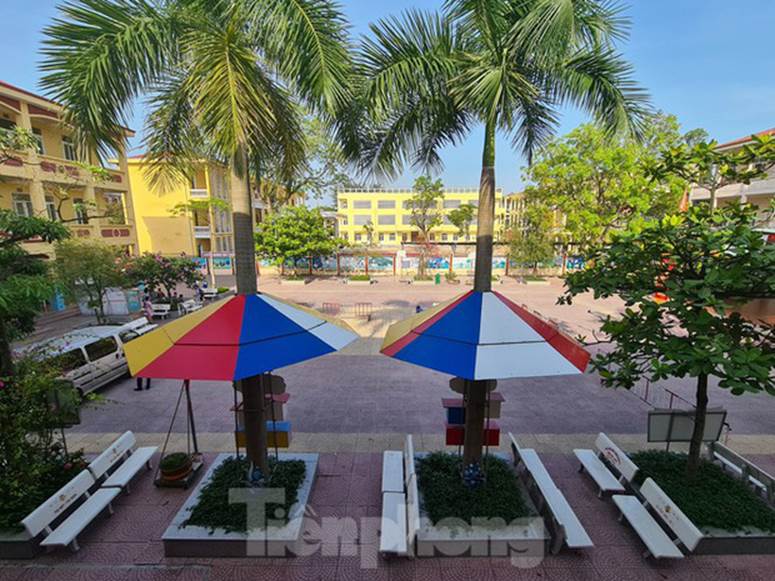 Học sinh tiểu học đội nắng ở cổng trường: Sẽ mở cổng trường cả trong giờ nghỉ trưa-2