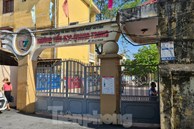 Học sinh tiểu học đội nắng ở cổng trường: Sẽ mở cổng trường cả trong giờ nghỉ trưa