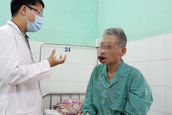 Nặn mụn ở miệng, người đàn ông không ăn được và biến dạng miệng nặng nề