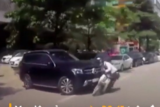 Ôtô từ vỉa hè lao xuống đường, tông thẳng vào xe máy