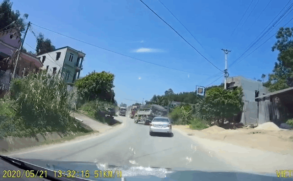 CLIP: Tránh xe container vượt ẩu, xe ben liệng kinh hoàng, tài xế trọng thương-1