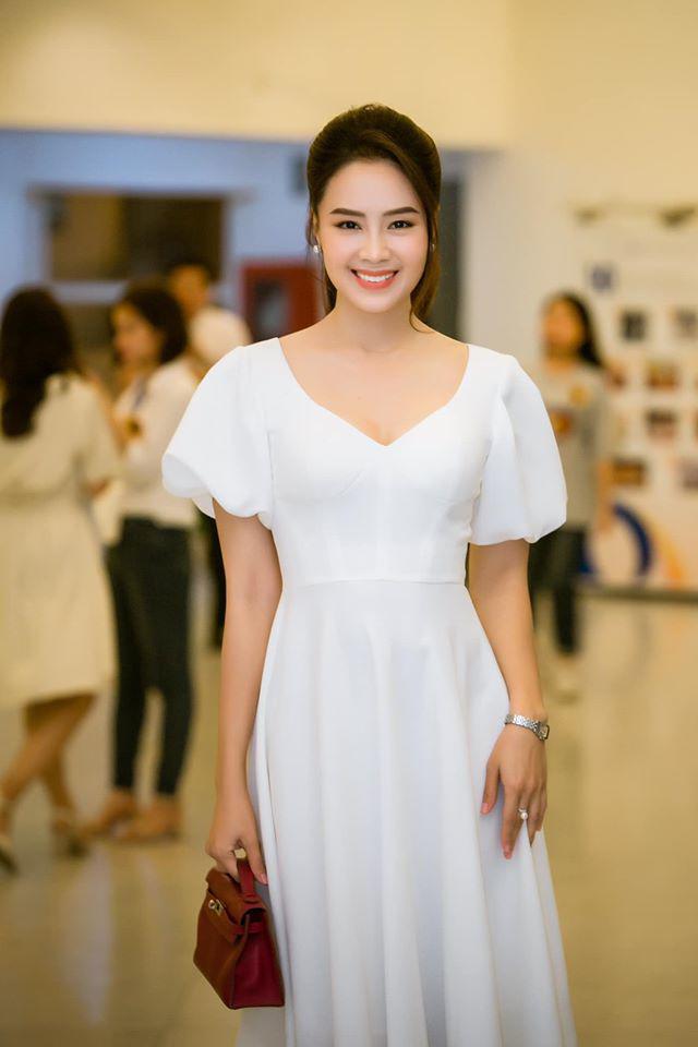 Ngoài đời khác hẳn trên phim: Khó nhận ra Hồng Diễm Hoa Hồng Trên Ngực Trái với style sang chảnh hết nút, sở hữu cả loạt đồ hiệu đắt đỏ-8