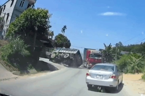 CLIP: Tránh xe container vượt ẩu, xe ben 