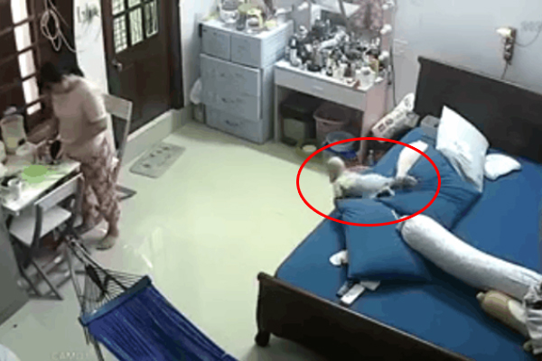 Bé gái xinh như thiên thần cùng bà tật nguyền mưu sinh trong đêm Đà Lạt gây sốt MXH, khiến dân mạng tranh cãi gay gắt-5