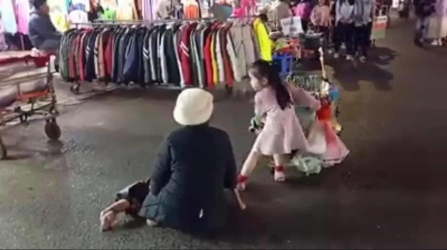 Bé gái xinh như thiên thần cùng bà tật nguyền mưu sinh trong đêm Đà Lạt gây sốt MXH, khiến dân mạng tranh cãi gay gắt-4