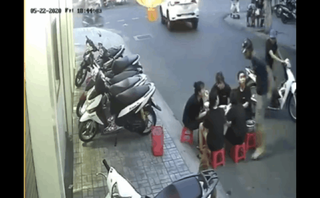 Dừng xe ghẹo nhóm cô gái ăn dưới lòng đường, thanh niên lĩnh ngay vài cái ghế vào ngườ-1