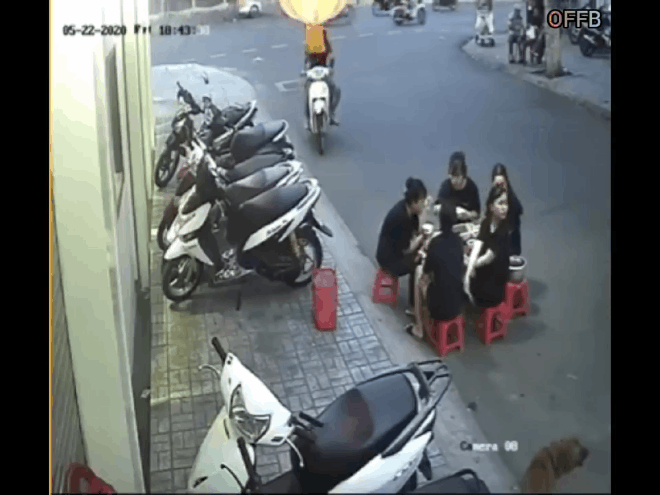 Dừng xe ghẹo nhóm cô gái ăn dưới lòng đường, thanh niên lĩnh ngay vài cái ghế vào ngườ-2
