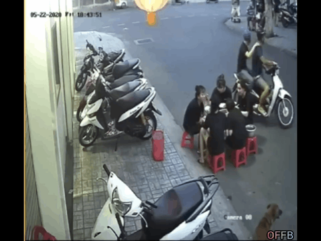 Dừng xe ghẹo nhóm cô gái ăn dưới lòng đường, thanh niên lĩnh ngay vài cái ghế vào ngườ-3
