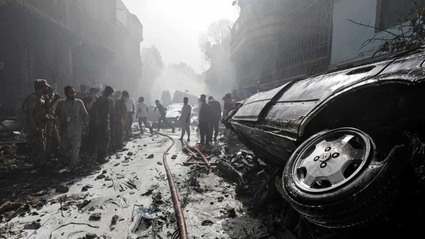 Thi thể văng ra khỏi máy bay: Nhân chứng kể lại khoảnh khắc xảy ra thảm kịch rơi máy bay Pakistan và nỗ lực cứu 1 người sống sót-2