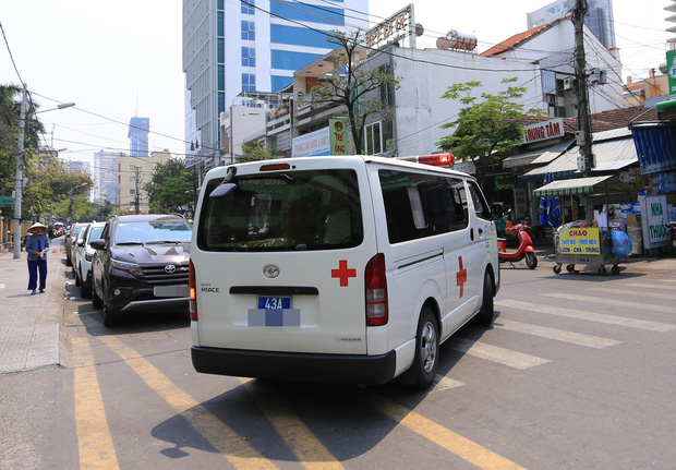 Đi cấp cứu, nữ nhân viên y tế bị người nhà bệnh nhân đánh phải... cấp cứu-1