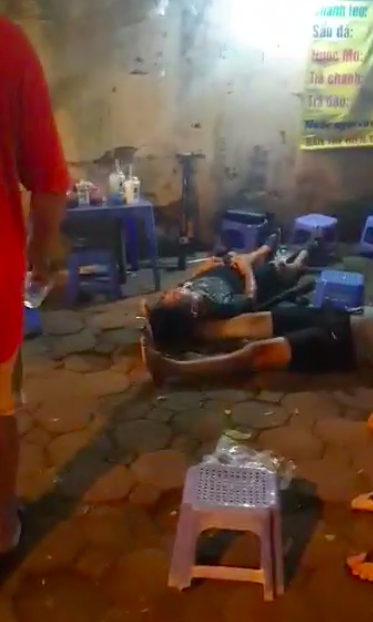 Clip: 2 nam thanh niên bơi ngửa giữa đường, toàn thân co giật nghi do phê cỏ mỹ khiến nhiều người hoảng hốt-2