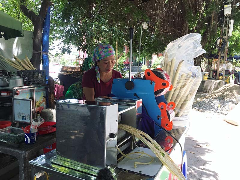 Hàng nước mía vỉa hè ngày bán 200 lít, mỏi tay đếm tiền-4