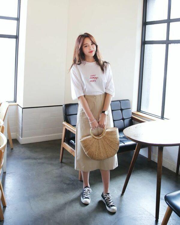 Về thăm ba, Thuý Vi diện váy dài kín chân, cách chọn màu đã cộng cho hotgirl cả vài tuổi-16