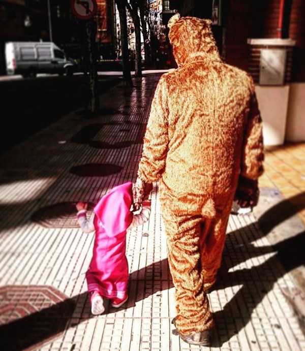 Ông bố đáng yêu nhất thế giới: Không phải tỷ phú hay diễn viên nhưng đầu tư hẳn vài chục bộ đồ cosplay để đi... đổ rác cùng con gái-3