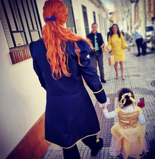 Ông bố đáng yêu nhất thế giới: Không phải tỷ phú hay diễn viên nhưng đầu tư hẳn vài chục bộ đồ cosplay để đi... đổ rác cùng con gái-4