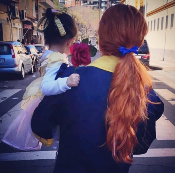 Ông bố đáng yêu nhất thế giới: Không phải tỷ phú hay diễn viên nhưng đầu tư hẳn vài chục bộ đồ cosplay để đi... đổ rác cùng con gái-5