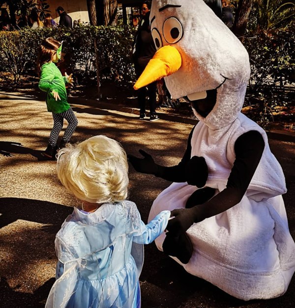 Ông bố đáng yêu nhất thế giới: Không phải tỷ phú hay diễn viên nhưng đầu tư hẳn vài chục bộ đồ cosplay để đi... đổ rác cùng con gái-7