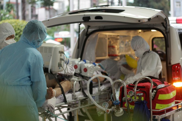 Nam phi công người Anh phụ thuộc gần hoàn toàn vào hệ thống ECMO, nhiễm trùng phổi chưa khống chế-1