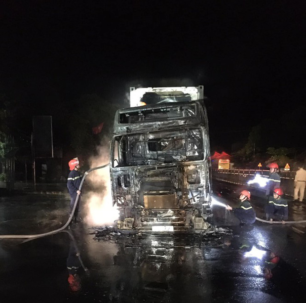 Đang lưu thông, chiếc xe đầu kéo bất ngờ bốc cháy dữ dội-2