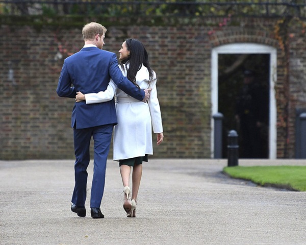 Cuốn sách bom tấn của vợ chồng Meghan Markle: Hé lộ sự thật về việc ai mới là người đưa ra quyết định nhà Sussex rời khỏi hoàng gia Anh-2