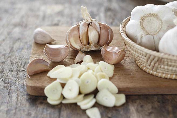 Cách đuổi muỗi bằng tỏi cực hiệu quả-1