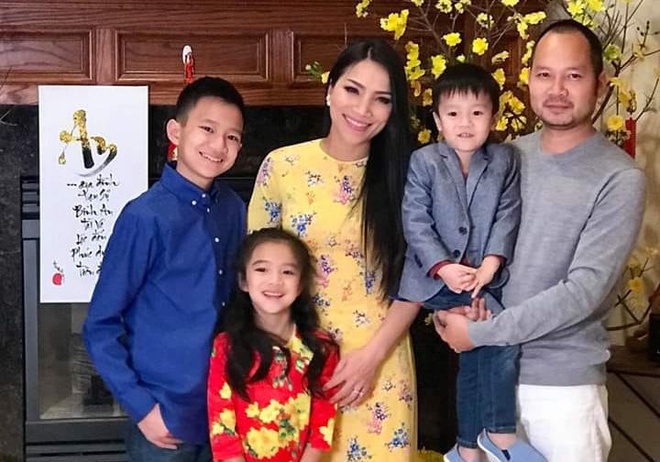 Ca sỹ Hồng Ngọc bị bỏng nặng, con trai nhỏ có hành động hiếu thảo khiến ai nấy rưng rưng-2