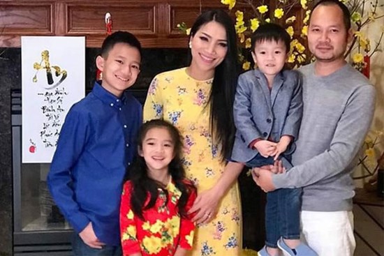 Ca sỹ Hồng Ngọc bị bỏng nặng, con trai nhỏ có hành động hiếu thảo khiến ai nấy rưng rưng