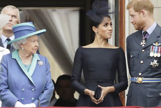 Meghan Markle đang ôm 