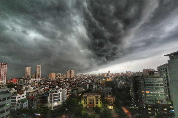 Cảnh báo mưa rất to, nguy cơ xuất hiện lốc, sét và mưa đá tại Hà Nội từ đêm mai-1