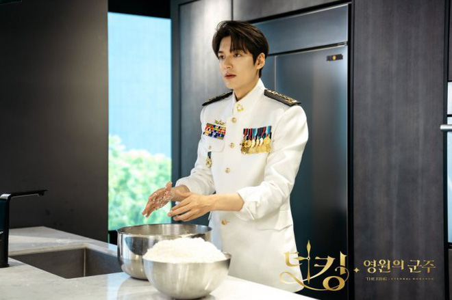 Netizen sang chấn tâm lí vì nụ hôn cổ của Lee Min Ho và Kim Go Eun trong Quân Vương Bất Diệt: Mị xem mà thòng tim thực sự!-6