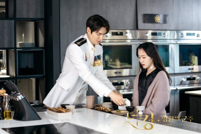 Netizen sang chấn tâm lí vì nụ hôn cổ của Lee Min Ho và Kim Go Eun trong Quân Vương Bất Diệt: Mị xem mà thòng tim thực sự!-7