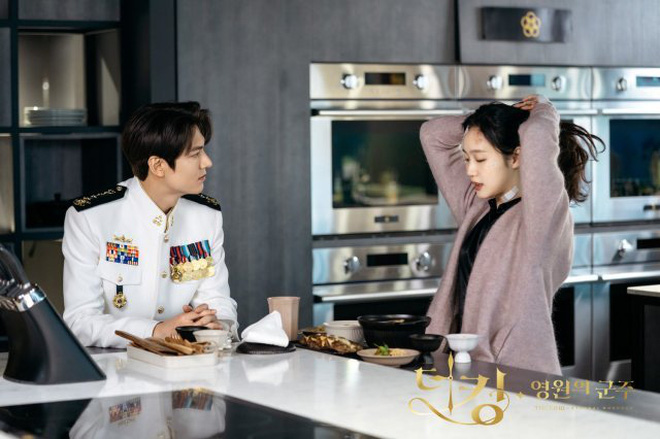 Netizen sang chấn tâm lí vì nụ hôn cổ của Lee Min Ho và Kim Go Eun trong Quân Vương Bất Diệt: Mị xem mà thòng tim thực sự!-8