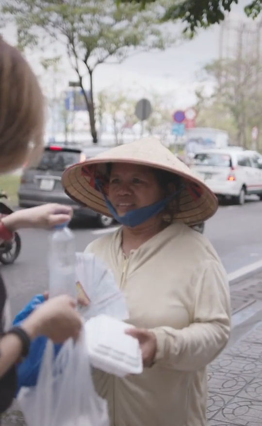 Clip Chủ tịch’ mang đồ ăn thừa từ bàn tiệc về phát cho người nghèo, gây tranh cãi dữ dội: Nhà giàu chỉ lấy đồ thừa đem đi cho thôi-2