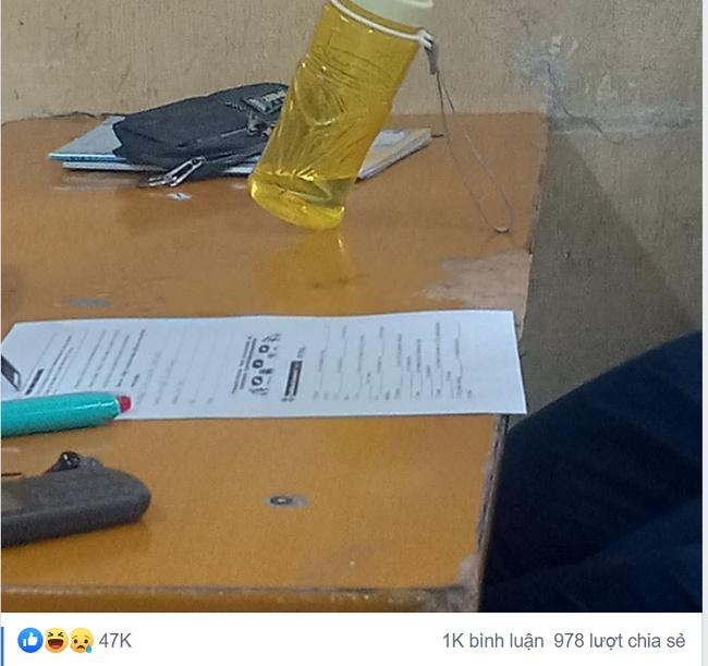 Chụp mỗi bình nước mà ai cũng đọc được điểm học bạ môn vật lý chủ nhân, vì sao vậy?-1