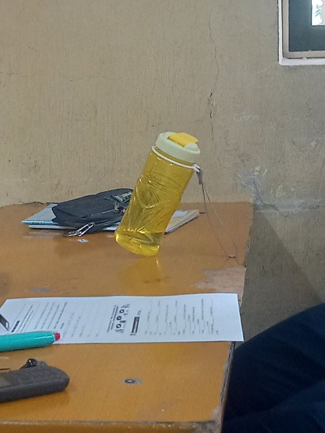 Chụp mỗi bình nước mà ai cũng đọc được điểm học bạ môn vật lý chủ nhân, vì sao vậy?-2