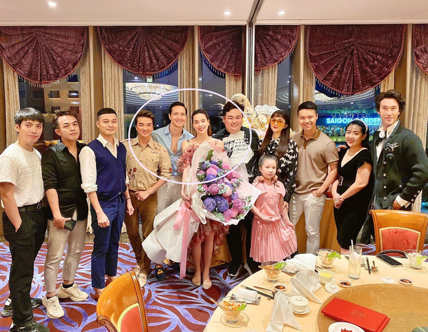 Hà Hồ rạng rỡ lộ diện bên Kim Lý ở tháng thứ 3 song thai, kiên quyết giấu bụng bằng cách quen-1