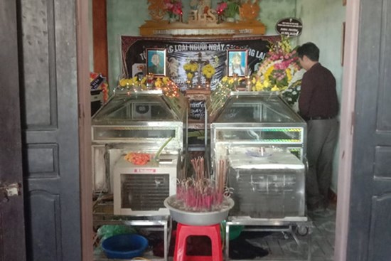 Bàng hoàng phát hiện hai em nhỏ là chị em ruột đuối nước dưới ao nhà ông nội