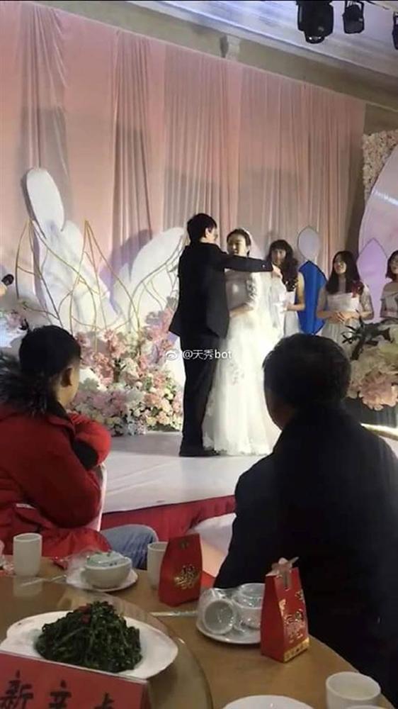 Đám cưới nhưng không có phù dâu, cặp đôi đánh bạo mời nhân vật chẳng ai ngờ, nhan sắc của người lạ này mới gây chú ý-2