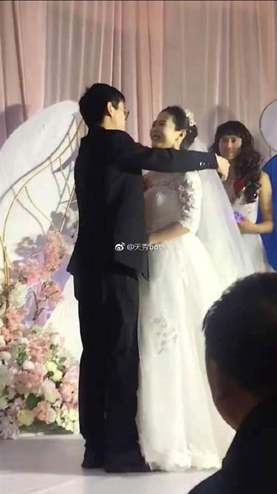 Đám cưới nhưng không có phù dâu, cặp đôi đánh bạo mời nhân vật chẳng ai ngờ, nhan sắc của người lạ này mới gây chú ý-3