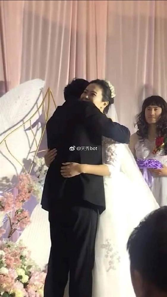 Đám cưới nhưng không có phù dâu, cặp đôi đánh bạo mời nhân vật chẳng ai ngờ, nhan sắc của người lạ này mới gây chú ý-4