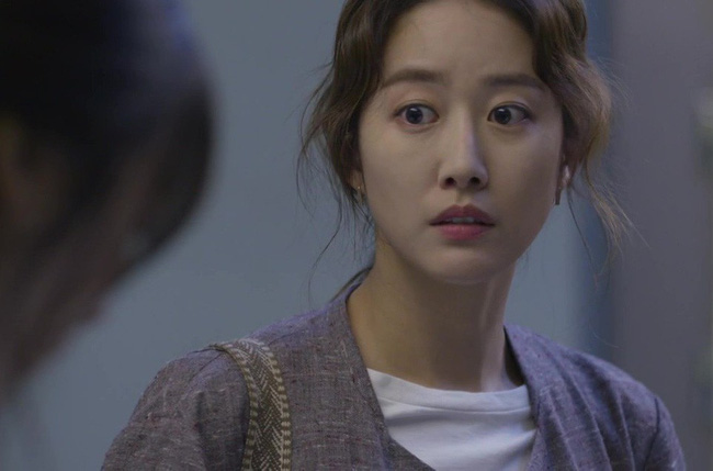 Nửa đêm tôi hét toáng lên khi thấy người đàn ông lạ trên giường, nhưng mẹ chồng xồng xộc chạy vào nói 1 câu chết lặng-1