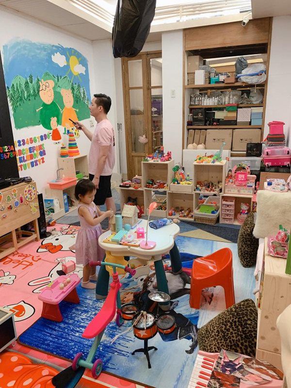 Yêu con gái như đại gia Đức An: Mới sinh tặng biệt thự, lớn chút có phòng đồ chơi riêng-7