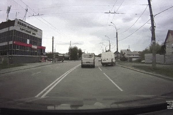 Va thân xe vào cột điện, ôtô bị gập đôi-1