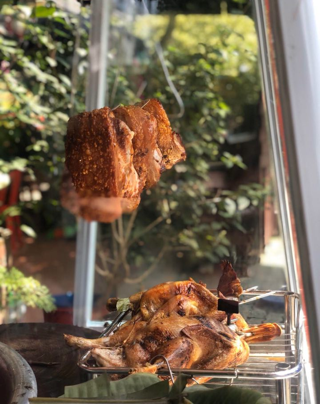 Giá thịt lợn lên cao khiến thịt quay cũng tăng lên 350 nghìn đồng/kg-2