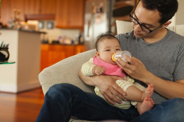 Ngày nào con gái cũng hỏi về mẹ, tôi chỉ biết nói dối mẹ đã qua đời, cho đến một ngày cô ấy xuất hiện trước mặt bố con tôi-1